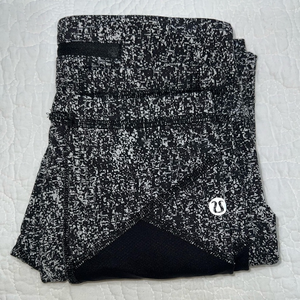 LULULEMON PACE RIVAL MESH CROP 22”LEGGINGS SIZE 2 WHITE AND  BLACK COLOR EUC - Picture 7 of 9